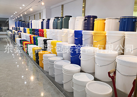 大JJ交日本扒B吉安容器一楼涂料桶、机油桶展区